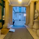 2 bedrooms between Champs-Elysees&av Montaigne
