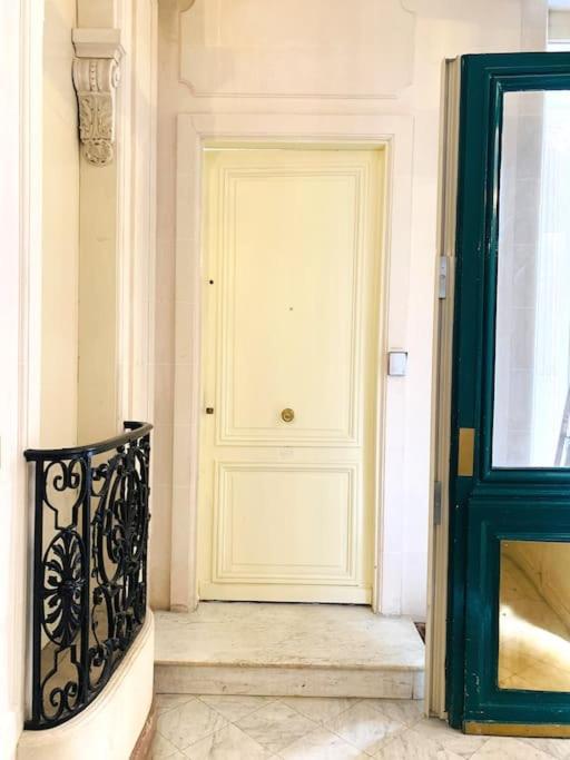 Appartement 2 Bedrooms Between Champs-elysees&av Montaigne Parijs