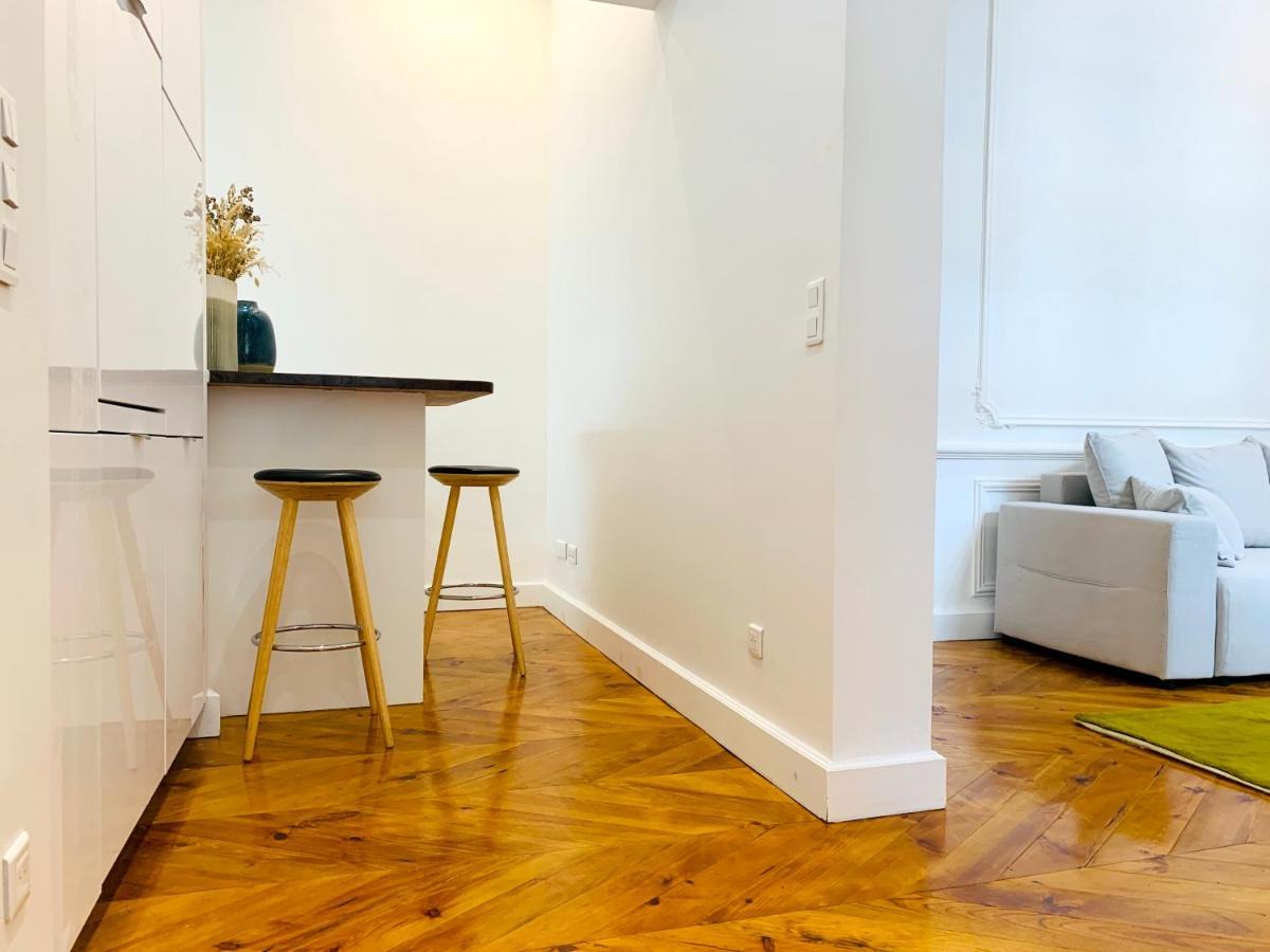 2 Bedrooms Between Champs-elysees&av Montaigne Appartement Parijs