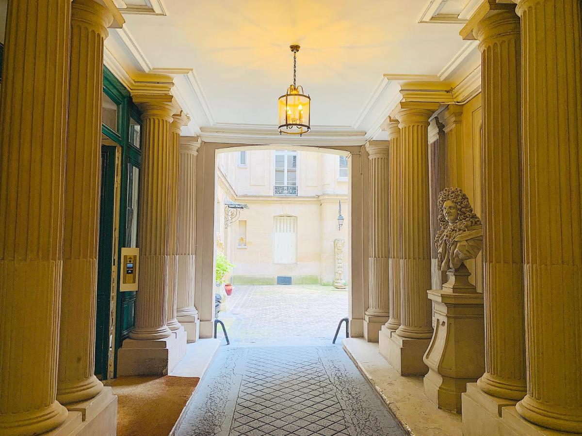 2 Bedrooms Between Champs-elysees&av Montaigne Parijs