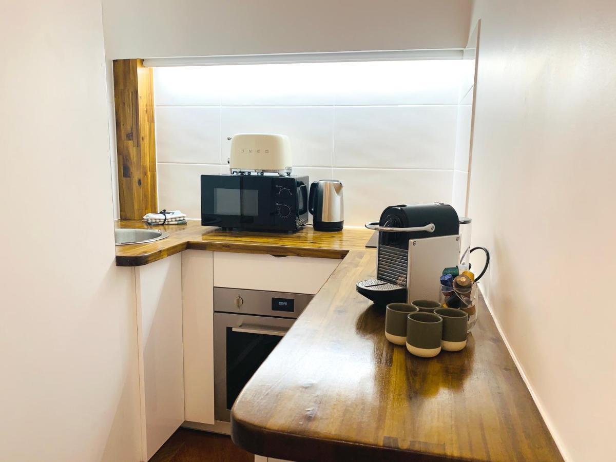 2 Bedrooms Between Champs-elysees&av Montaigne * Parijs