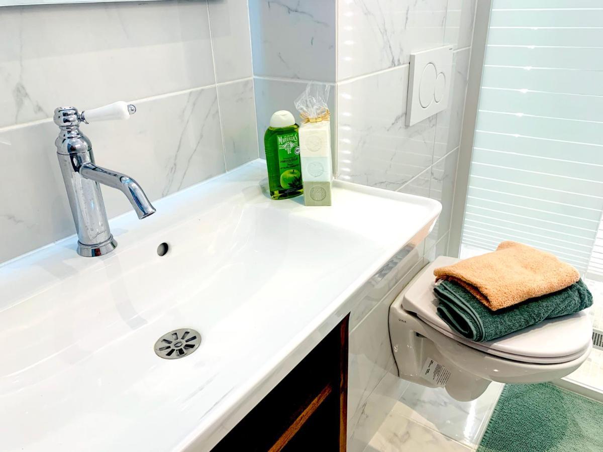 2 Bedrooms Between Champs-elysees&av Montaigne *