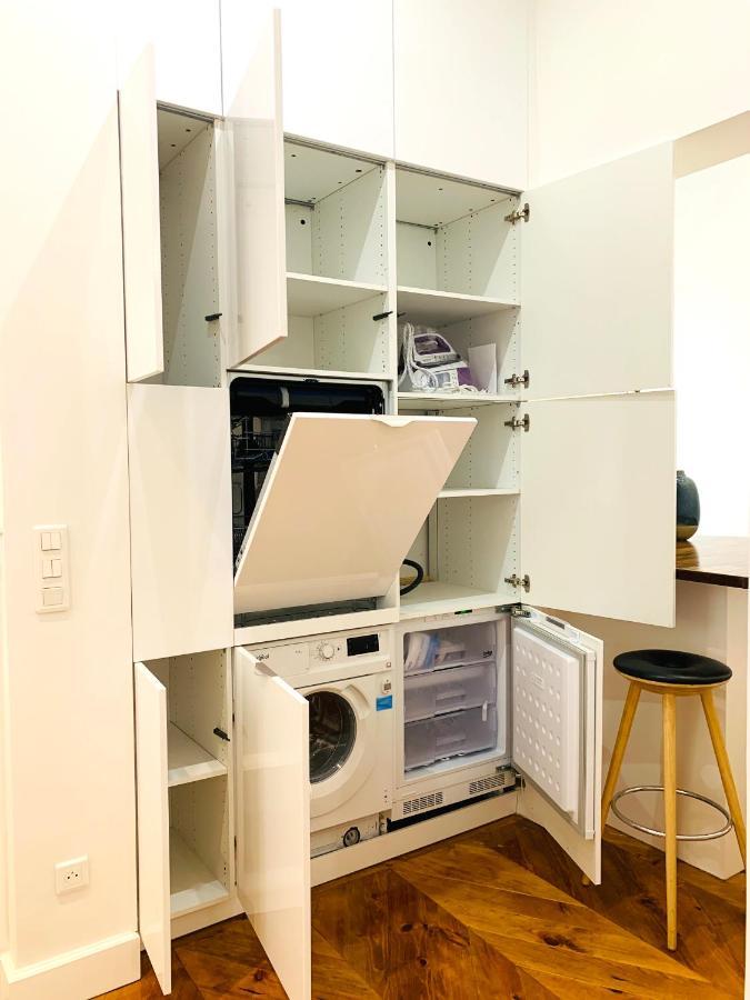 2 Bedrooms Between Champs-elysees&av Montaigne * Parijs