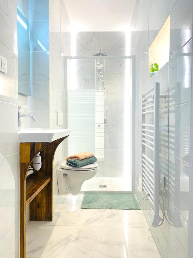 2 Bedrooms Between Champs-elysees&av Montaigne Appartement Parijs