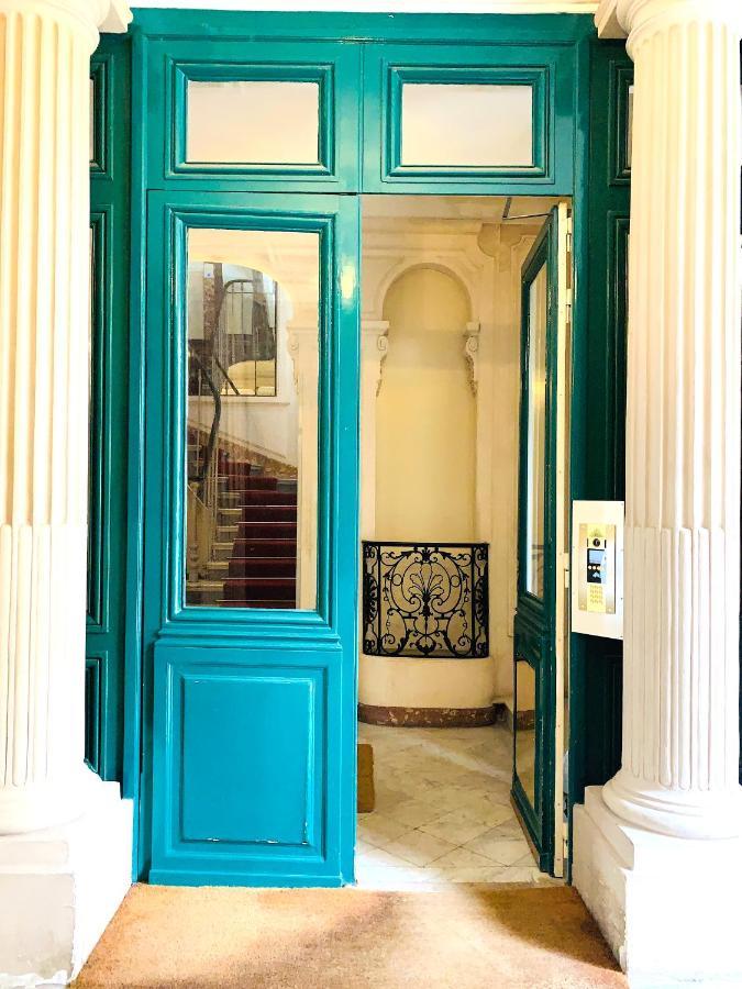 2 Bedrooms Between Champs-elysees&av Montaigne * Parijs