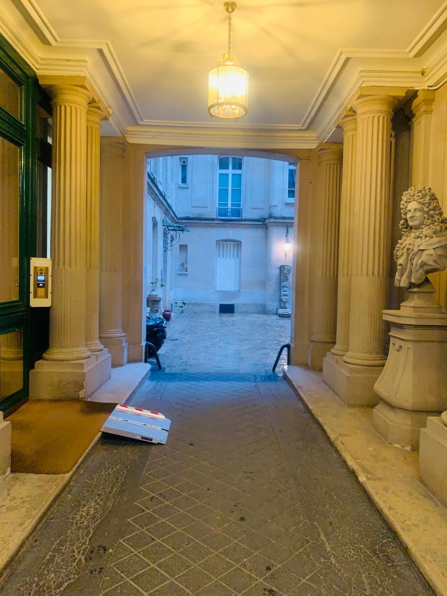 2 Bedrooms Between Champs-elysees&av Montaigne * Parijs