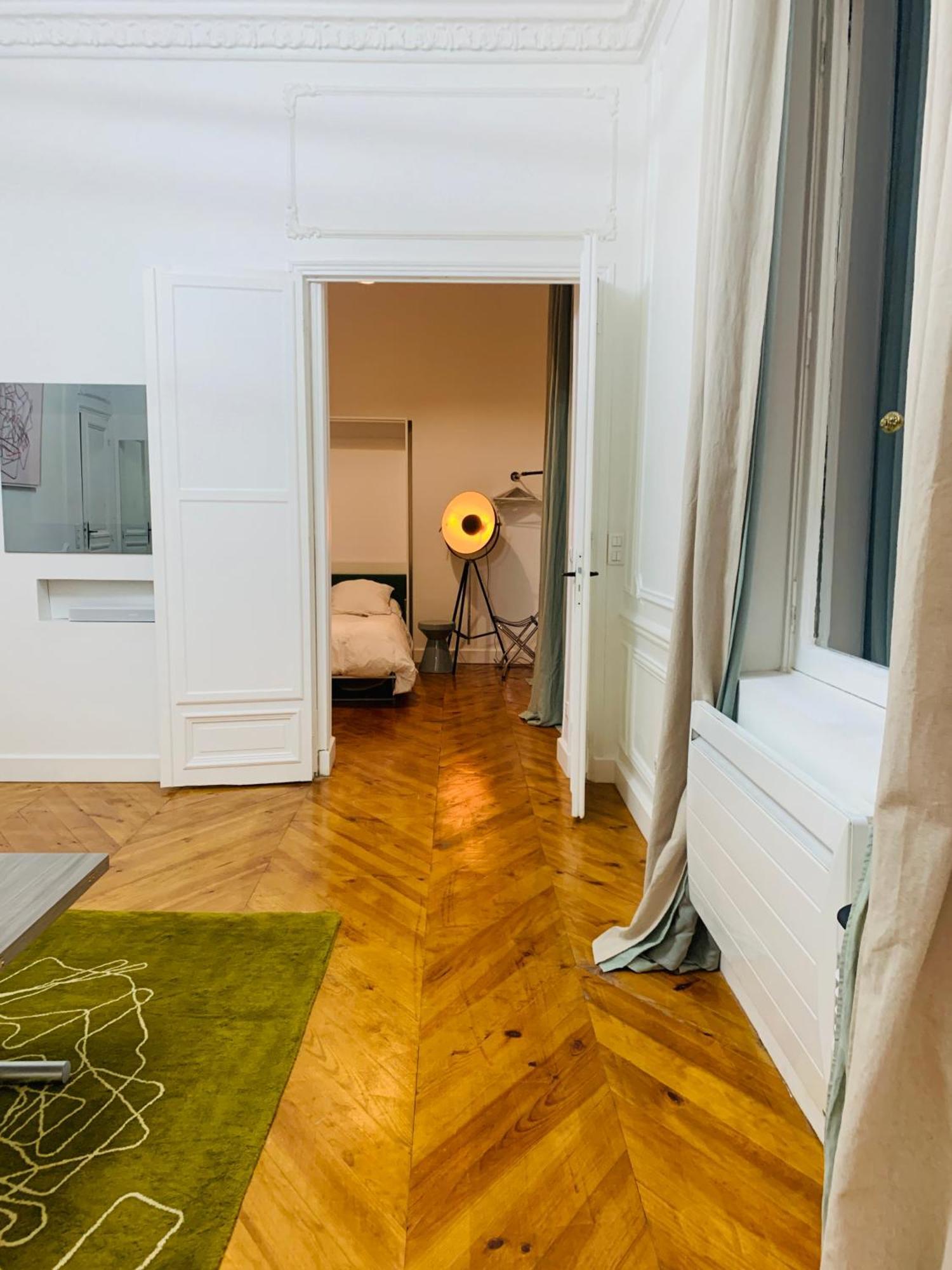 2 Bedrooms Between Champs-elysees&av Montaigne