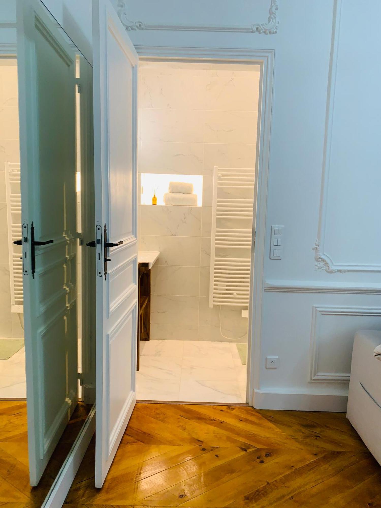 2 Bedrooms Between Champs-elysees&av Montaigne * Parijs