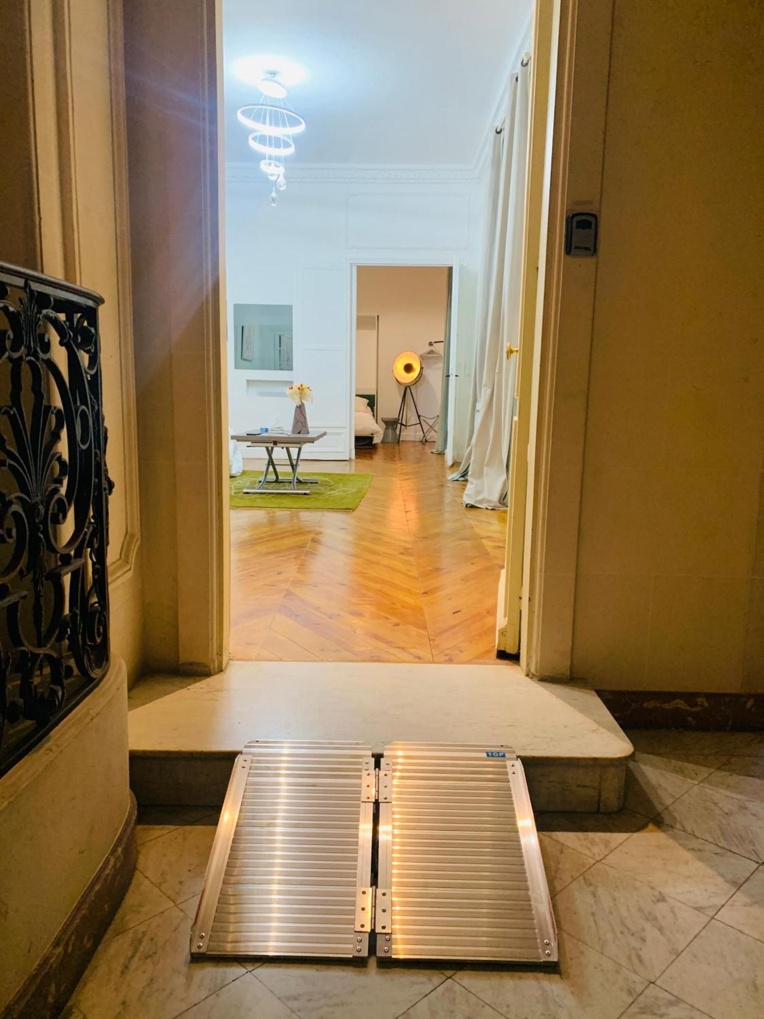2 Bedrooms Between Champs-elysees&av Montaigne