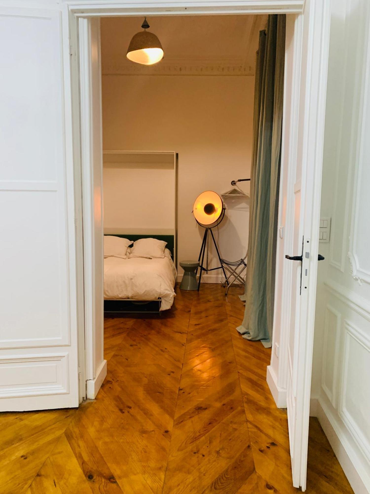 Appartement 2 Bedrooms Between Champs-elysees&av Montaigne Parijs