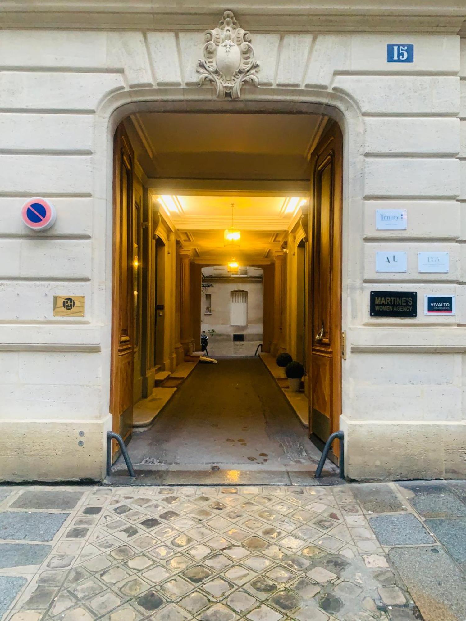 2 Bedrooms Between Champs-elysees&av Montaigne Appartement Parijs